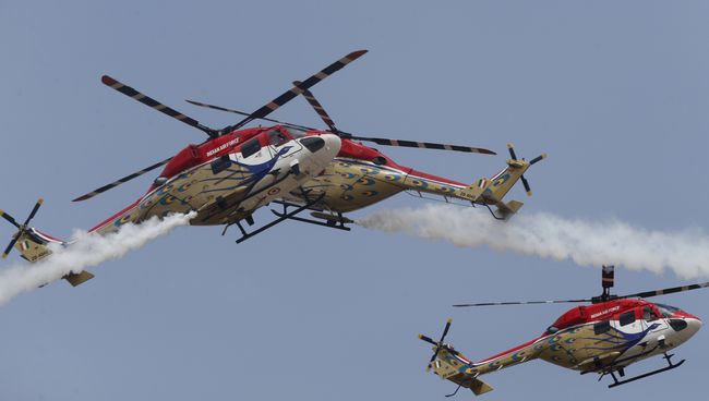 Вертолеты ВВС Индии Dhruv на церемонии открытия Aero India 2017 на авиабазе Елаханка в Бангалоре Вертолеты ВВС Индии Dhruv на церемонии открытия Aero India 2017 на авиабазе Елаханка в Бангалоре