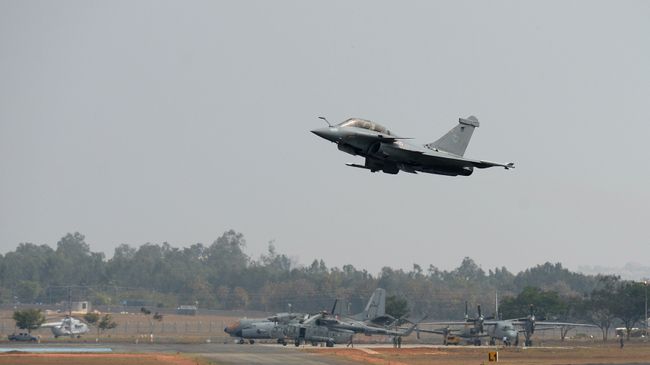 Истребитель Saab JAS 39 Gripen на церемонии открытия Aero India 2017 на авиабазе Елаханка в Бангалоре Истребитель Saab JAS 39 Gripen на церемонии открытия Aero India 2017 на авиабазе Елаханка в Бангалоре