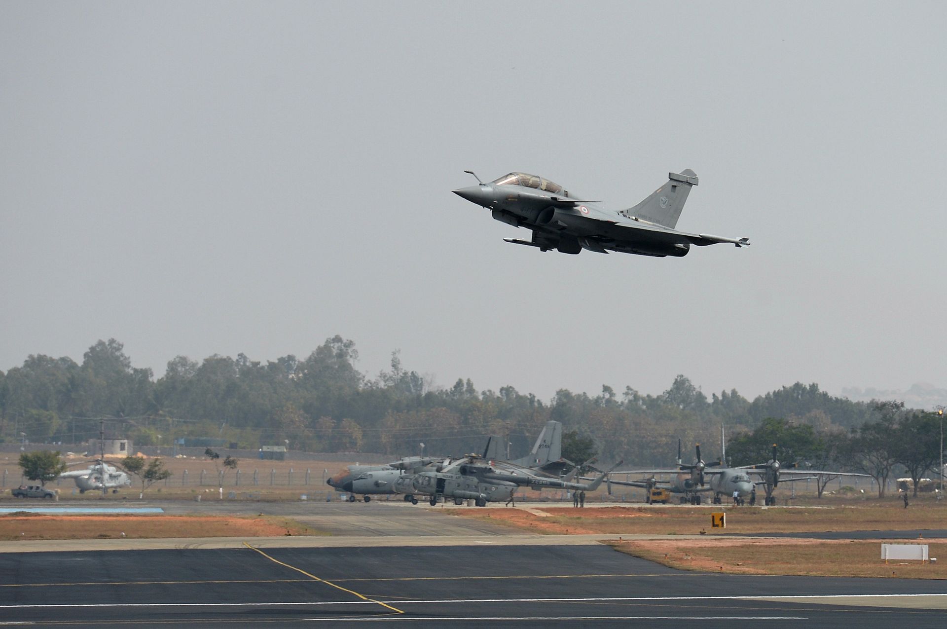 Истребитель Saab JAS 39 Gripen на церемонии открытия Aero India 2017 на авиабазе Елаханка в Бангалоре Истребитель Saab JAS 39 Gripen на церемонии открытия Aero India 2017 на авиабазе Елаханка в Бангалоре - РИА Новости, 1920, 25.04.2023