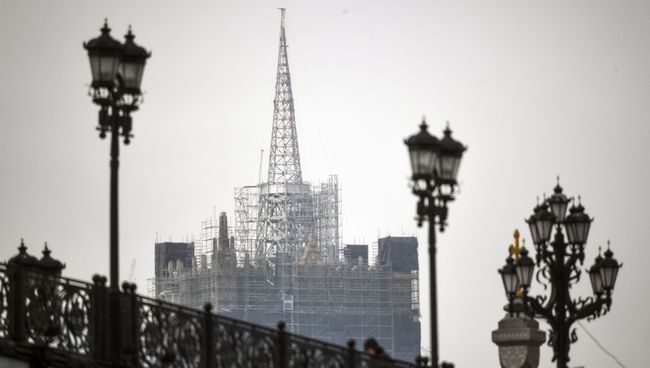 Реконструкция шпиля на здании Министерства иностранных дел РФ Москвы. Архивное фото Реконструкция шпиля на здании Министерства иностранных дел РФ Москвы. Архивное фото