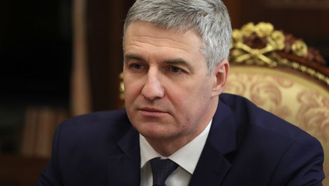 Временно исполняющий обязанности главы Республики Карелия Артур Парфенчиков во время встречи с президентом РФ Владимиром Путиным. 15 февраля 2017 Временно исполняющий обязанности главы Республики Карелия Артур Парфенчиков во время встречи с президентом РФ Владимиром Путиным. 15 февраля 2017