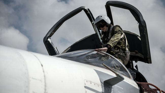 Российский фронтовой бомбардировщик Су-24 готовится к вылету с авиабазы Хмеймим в сирийской провинции Латакия. Архивное фото Российский фронтовой бомбардировщик Су-24 готовится к вылету с авиабазы Хмеймим в сирийской провинции Латакия. Архивное фото
