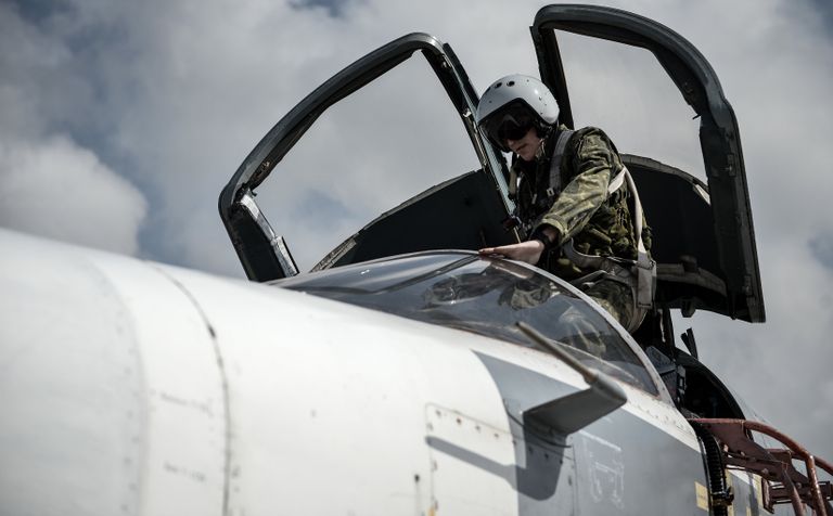 Российский фронтовой бомбардировщик Су-24 готовится к вылету с авиабазы Хмеймим в сирийской провинции Латакия. Архивное фото Российский фронтовой бомбардировщик Су-24 готовится к вылету с авиабазы Хмеймим в сирийской провинции Латакия. Архивное фото