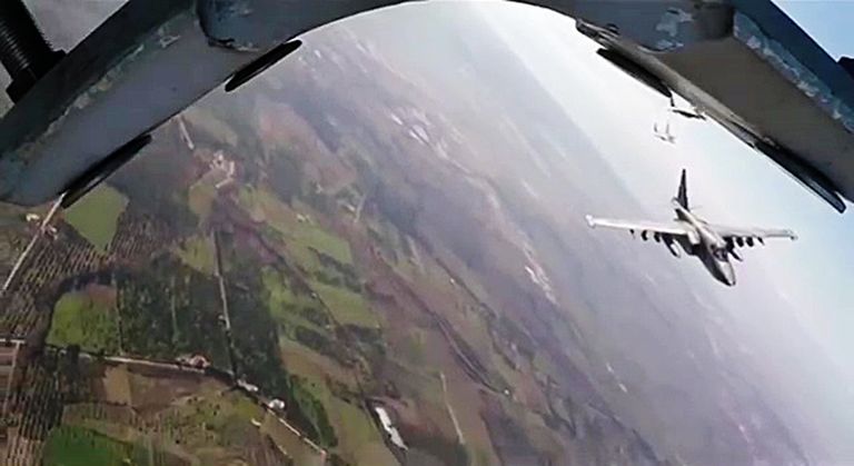 Боевые вылеты самолетов Су-25 ВКС России с авиабазы Хмеймим в сопровождении сирийских самолетов МиГ-29 Боевые вылеты самолетов Су-25 ВКС России с авиабазы Хмеймим в сопровождении сирийских самолетов МиГ-29