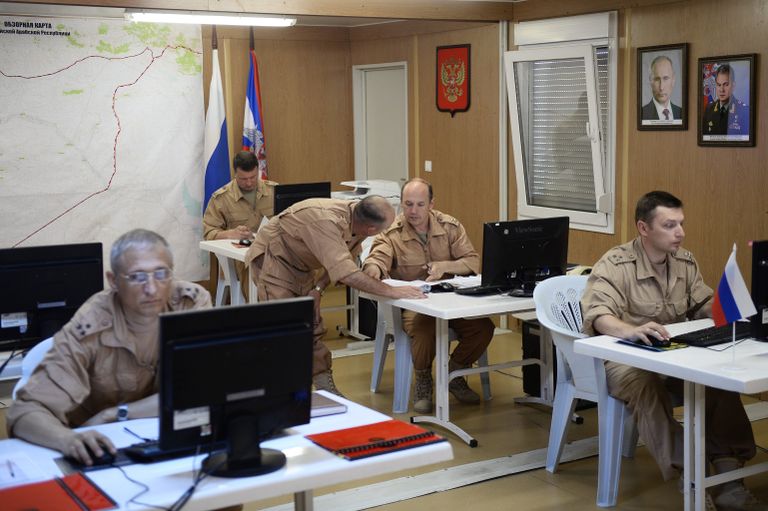 Российские военнослужащие в Координационном центре по примирению враждующих сторон на территории Сирии на авиабазе Хмеймим Российские военнослужащие в Координационном центре по примирению враждующих сторон на территории Сирии на авиабазе Хмеймим