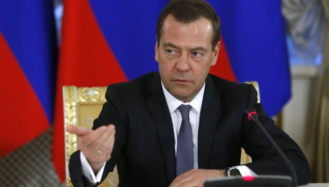 Председатель правительства РФ Дмитрий Медведев во время встречи с членами Совета палаты Совета Федерации Федерального Собрания РФ. 15 февраля 2017 Председатель правительства РФ Дмитрий Медведев во время встречи с членами Совета палаты Совета Федерации Федерального Собрания РФ. 15 февраля 2017