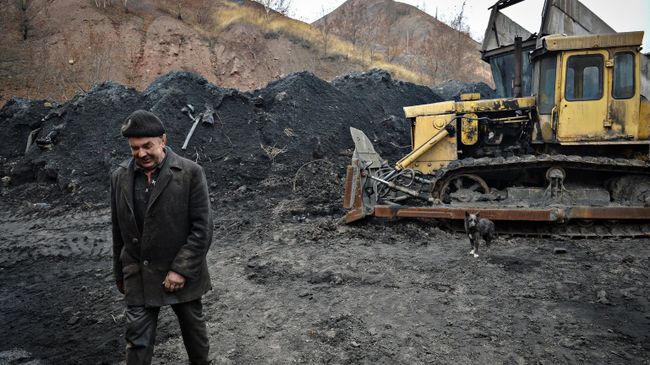 Угольный склад шахты имени Челюскинцев в Донецке. Архивное фото