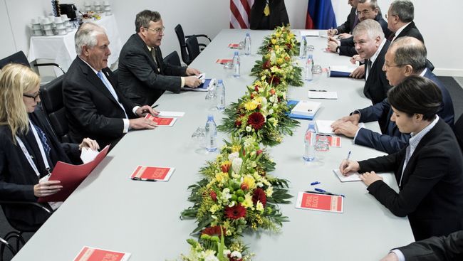 Глава МИД России Сергей Лавров и госсекретарь США Рекс Тиллерсон во время встречи в Бонне. 16 февраля 2017 Глава МИД России Сергей Лавров и госсекретарь США Рекс Тиллерсон во время встречи в Бонне. 16 февраля 2017