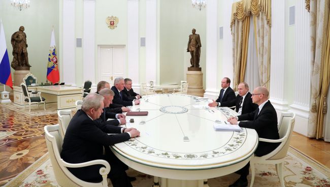 Президент РФ Владимир Путин и губернаторы некоторых регионов. Архивное фото Президент РФ Владимир Путин и губернаторы некоторых регионов. Архивное фото