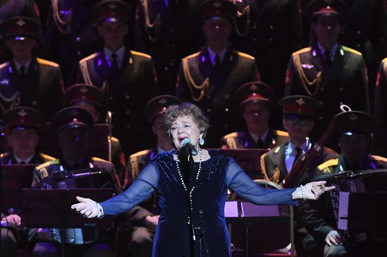 Актриса Алина Покровская во время выступления нового состава ансамбля песни и пляски Российской армии имени А. В. Александрова в Центральном академическом театре Российской армии в Москве Актриса Алина Покровская во время выступления нового состава ансамбля песни и пляски Российской армии имени А. В. Александрова в Центральном академическом театре Российской армии в Москве
