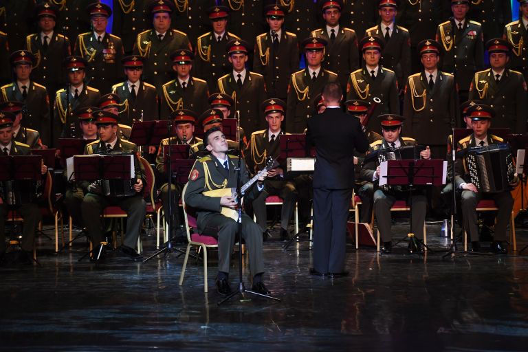 Солист Константин Игнатьев во время выступления нового состава ансамбля песни и пляски Российской армии имени А. В. Александрова в Центральном академическом театре Российской армии в Москве Солист Константин Игнатьев во время выступления нового состава ансамбля песни и пляски Российской армии имени А. В. Александрова в Центральном академическом театре Российской армии в Москве