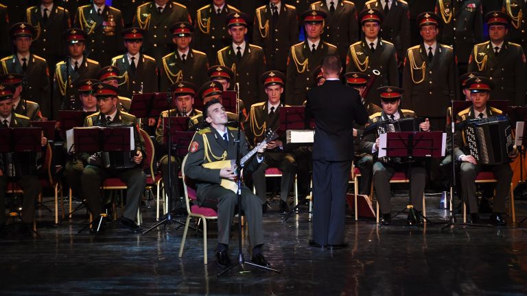 Солист Константин Игнатьев во время выступления нового состава ансамбля песни и пляски Российской армии имени А. В. Александрова в Центральном академическом театре Российской армии в Москве Солист Константин Игнатьев во время выступления нового состава ансамбля песни и пляски Российской армии имени А. В. Александрова в Центральном академическом театре Российской армии в Москве