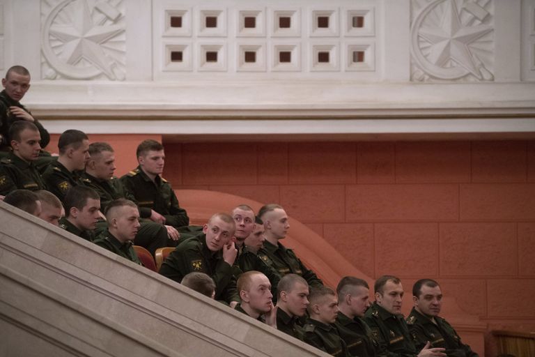 Зрители перед выступлением нового состава ансамбля песни и пляски Российской армии имени А. В. Александрова в Центральном академическом театре Российской армии в Москве Зрители перед выступлением нового состава ансамбля песни и пляски Российской армии имени А. В. Александрова в Центральном академическом театре Российской армии в Москве