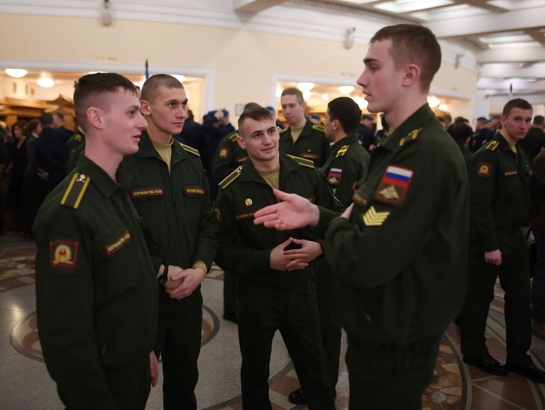 Зрители перед выступлением нового состава ансамбля песни и пляски Российской армии имени А. В. Александрова в Центральном академическом театре Российской армии в Москве Зрители перед выступлением нового состава ансамбля песни и пляски Российской армии имени А. В. Александрова в Центральном академическом театре Российской армии в Москве