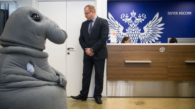 Интернет-герой Ждун в отделении Почты России на улице Бауманская во время запуска проекта Почта без очередей Интернет-герой Ждун в отделении Почты России на улице Бауманская во время запуска проекта Почта без очередей