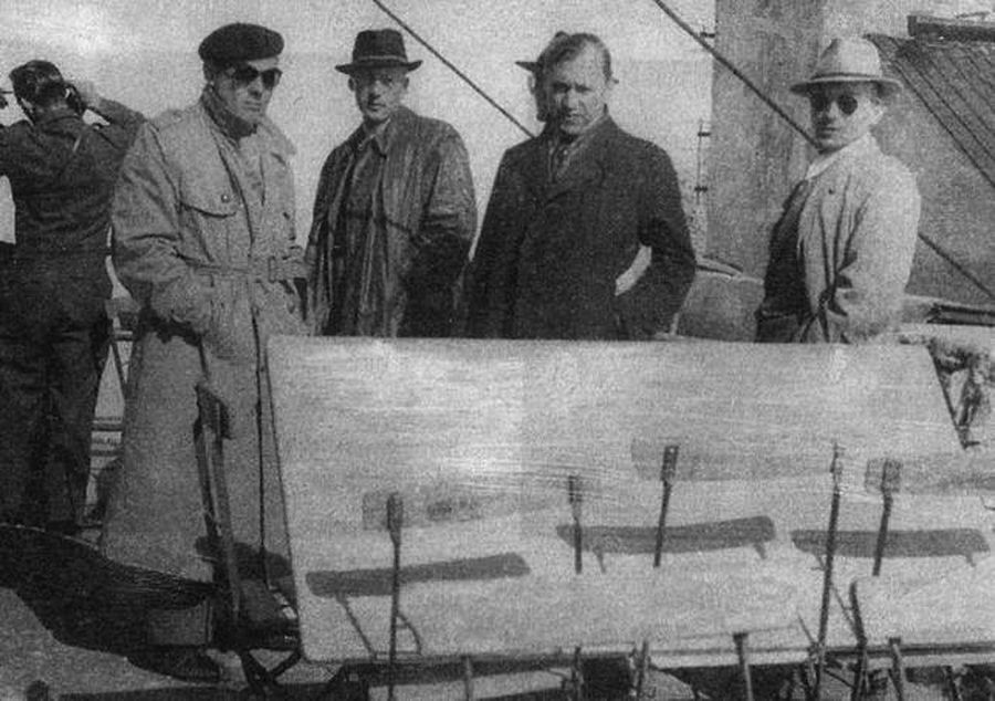 Микола Лебедь (в берете) и курсанты английской разведшколы перед заброской в Советский Союз