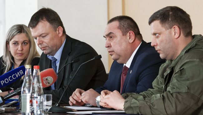 Глава ДНР Александр Захарченко, глава ЛНР Игорь Плотницкий и замглавы миссии ОБСЕ на Украине Александр Хуг на совместной пресс-конференции в Луганске Глава ДНР Александр Захарченко, глава ЛНР Игорь Плотницкий и замглавы миссии ОБСЕ на Украине Александр Хуг на совместной пресс-конференции в Луганске