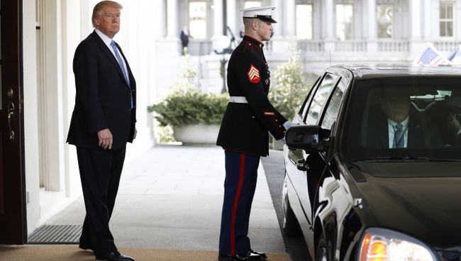 Президент США Дональд Трамп около автомобиля. Архивное фото Президент США Дональд Трамп около автомобиля. Архивное фото