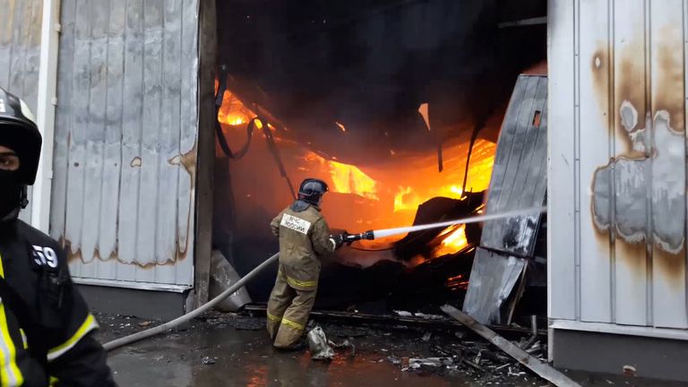 Пожарные разбирали завалы и тушили огонь на месте возгорания в Мытищах