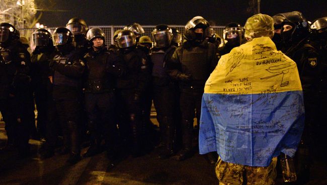 Сотрудники МВД Украины во время акции протеста в Киеве, приуроченной к третьей годовщине событий на Майдане в 2014 году Сотрудники МВД Украины во время акции протеста в Киеве, приуроченной к третьей годовщине событий на Майдане в 2014 году