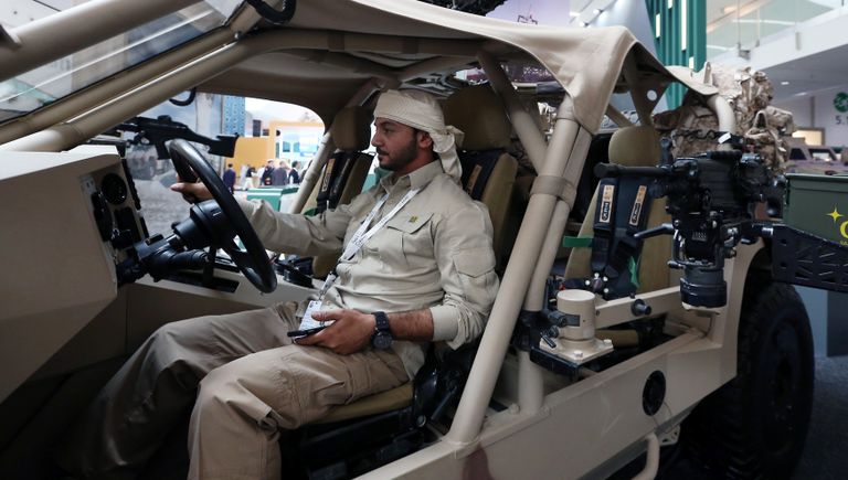 Посетитель на Международной выставке вооружения IDEX 2017 в Абу-Даби Посетитель на Международной выставке вооружения IDEX 2017 в Абу-Даби