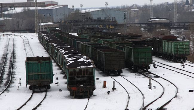 Вагоны с углем на железнодорожном вокзале Донецка. Архивное фото Вагоны с углем на железнодорожном вокзале Донецка. Архивное фото