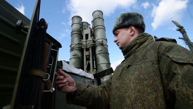 Военнослужащий у зенитного ракетного комплекса С-400. Архивное фото Военнослужащий у зенитного ракетного комплекса С-400. Архивное фото