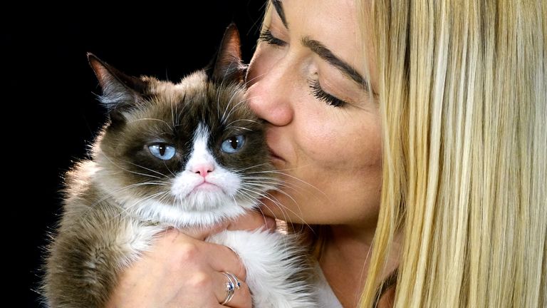 Табата Бандесен и ее Сердитый кот Табата Бандесен и ее Сердитый кот