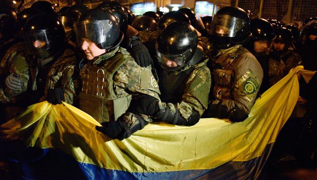 Сотрудники МВД Украины во время акции протеста в Киеве, приуроченной к третьей годовщине событий на Майдане Сотрудники МВД Украины во время акции протеста в Киеве, приуроченной к третьей годовщине событий на Майдане