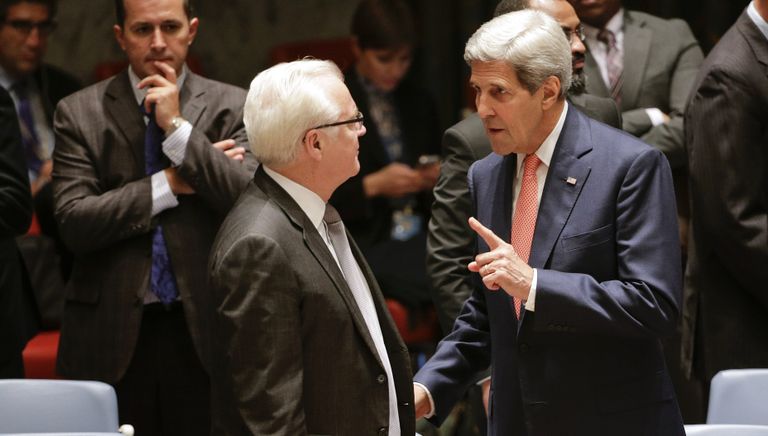 Постоянный представитель России при ООН Виталий Чуркин и госсекретарь США Джон Керри перед началом заседания Совета Безопасности Постоянный представитель России при ООН Виталий Чуркин и госсекретарь США Джон Керри перед началом заседания Совета Безопасности