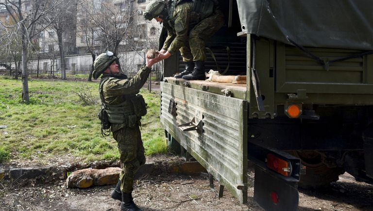 Российские военные инженеры Международного противоминного центра Вооруженных Сил РФ в Алеппо Российские военные инженеры Международного противоминного центра Вооруженных Сил РФ в Алеппо