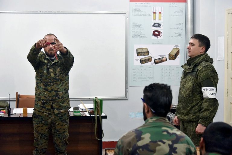 Российские военные инженеры Международного противоминного центра Вооруженных Сил РФ в Алеппо Российские военные инженеры Международного противоминного центра Вооруженных Сил РФ в Алеппо