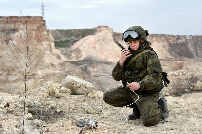 Российские военные инженеры Международного противоминного центра Вооруженных Сил РФ в Алеппо Российские военные инженеры Международного противоминного центра Вооруженных Сил РФ в Алеппо