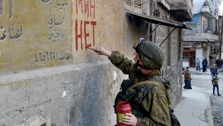 Российские военные инженеры Международного противоминного центра Вооруженных Сил РФ в Алеппо Российские военные инженеры Международного противоминного центра Вооруженных Сил РФ в Алеппо