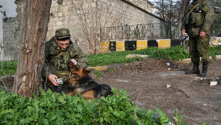 Российские военные инженеры Международного противоминного центра Вооруженных Сил РФ в Алеппо Российские военные инженеры Международного противоминного центра Вооруженных Сил РФ в Алеппо