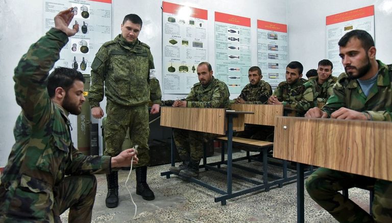 Военнослужащие вооруженных сил РФ и Сирии на занятии в Международном противоминном центре Вооруженных Сил РФ в Алеппо Военнослужащие вооруженных сил РФ и Сирии на занятии в Международном противоминном центре Вооруженных Сил РФ в Алеппо