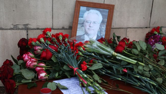 Цветы у здания МИД РФ в Москве в связи с кончиной постоянного представителя России при ООН Виталия Чуркина Цветы у здания МИД РФ в Москве в связи с кончиной постоянного представителя России при ООН Виталия Чуркина