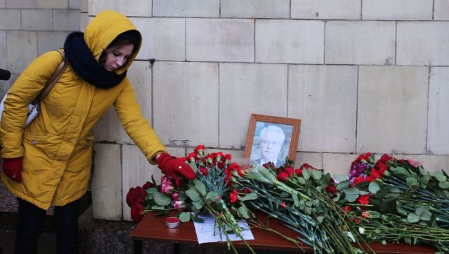Горожанка возлагает цветы у здания МИД РФ в Москве в связи с кончиной постоянного представителя России при ООН Виталия Чуркина. Архивное фото Горожанка возлагает цветы у здания МИД РФ в Москве в связи с кончиной постоянного представителя России при ООН Виталия Чуркина. Архивное фото