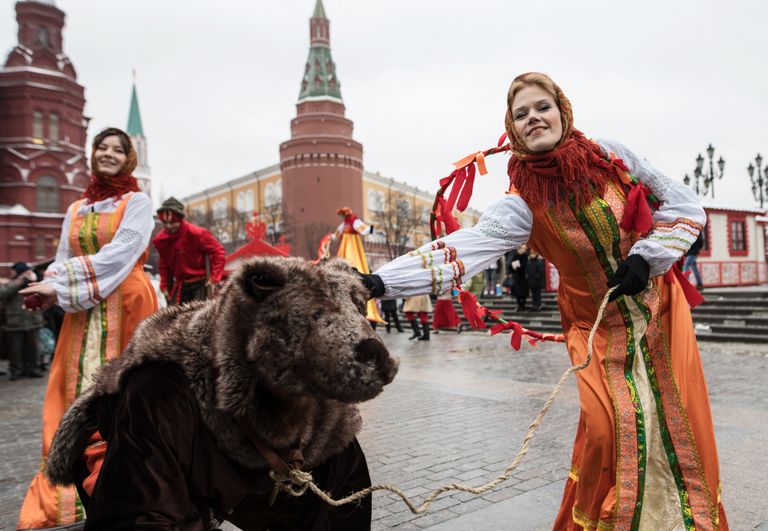 Участницы анимационной программы, одетые в праздничные костюмы, с актером в костюме медведя во время открытия фестиваля Московская масленица на Манежной площади Участницы анимационной программы, одетые в праздничные костюмы, с актером в костюме медведя во время открытия фестиваля Московская масленица на Манежной площади
