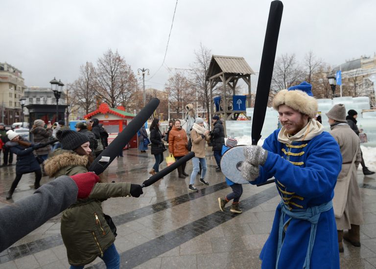 Участники фестиваля Московская масленица на Манежной площади в Москве Участники фестиваля Московская масленица на Манежной площади в Москве