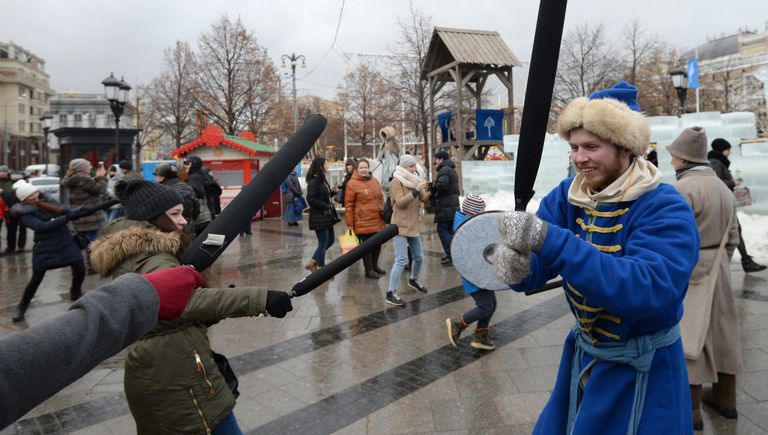 Участники фестиваля Московская масленица на Манежной площади в Москве Участники фестиваля Московская масленица на Манежной площади в Москве