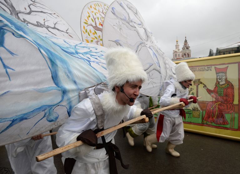Участники фестиваля Московская масленица на Манежной площади в Москве Участники фестиваля Московская масленица на Манежной площади в Москве