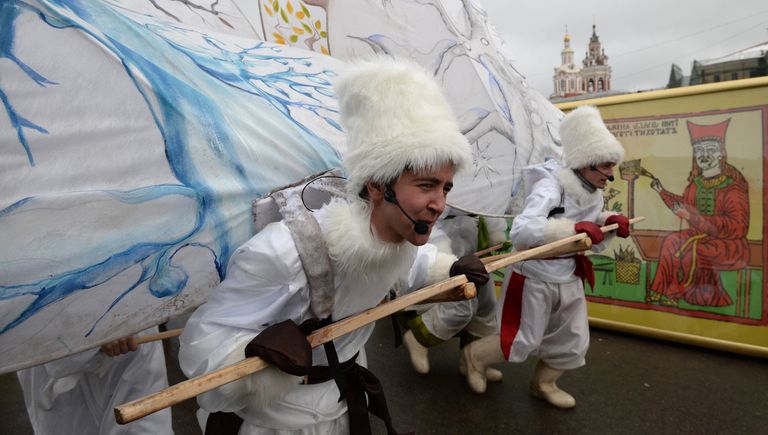 Участники фестиваля Московская масленица на Манежной площади в Москве Участники фестиваля Московская масленица на Манежной площади в Москве