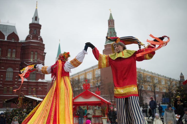 Участники анимационной программы, одетые в праздничные костюмы, во время открытия фестиваля Московская масленица на Манежной площади Участники анимационной программы, одетые в праздничные костюмы, во время открытия фестиваля Московская масленица на Манежной площади