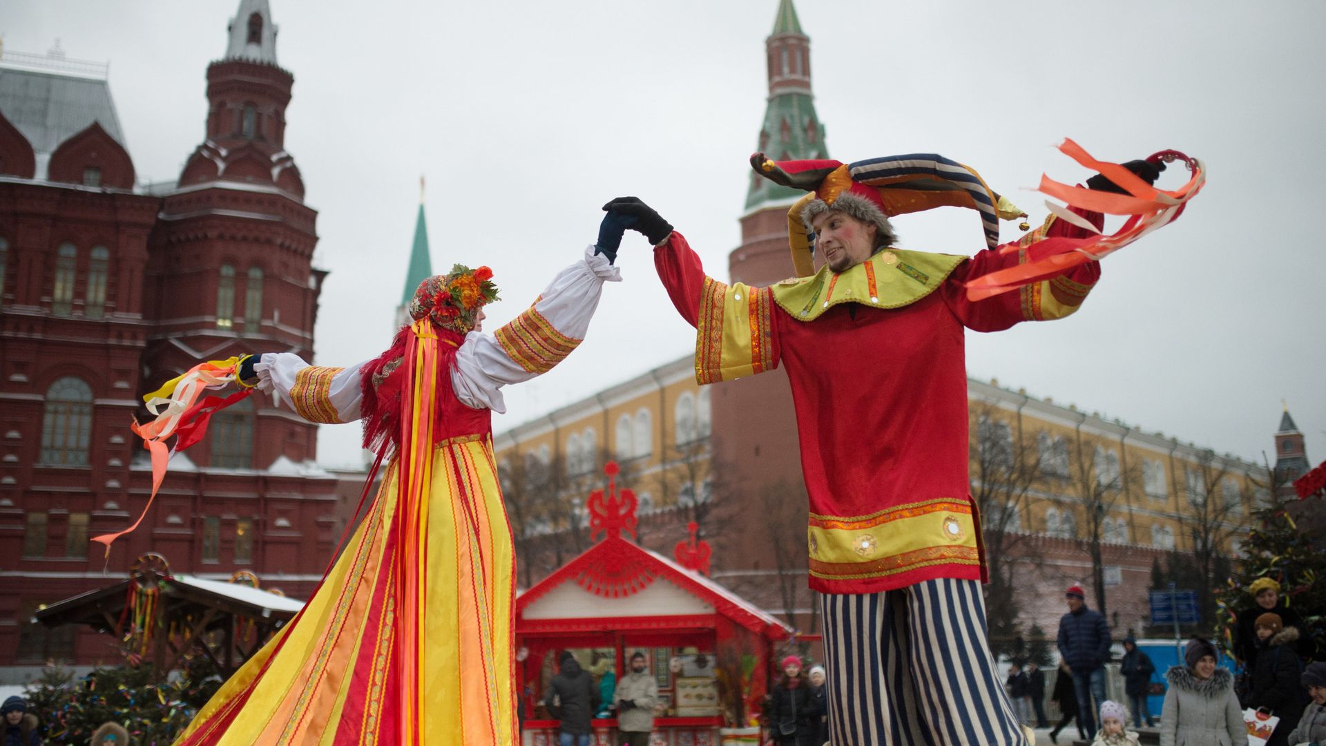 Участники анимационной программы, одетые в праздничные костюмы, во время открытия фестиваля Московская масленица на Манежной площади Участники анимационной программы, одетые в праздничные костюмы, во время открытия фестиваля Московская масленица на Манежной площади - РИА Новости, 1920, 16.02.2023