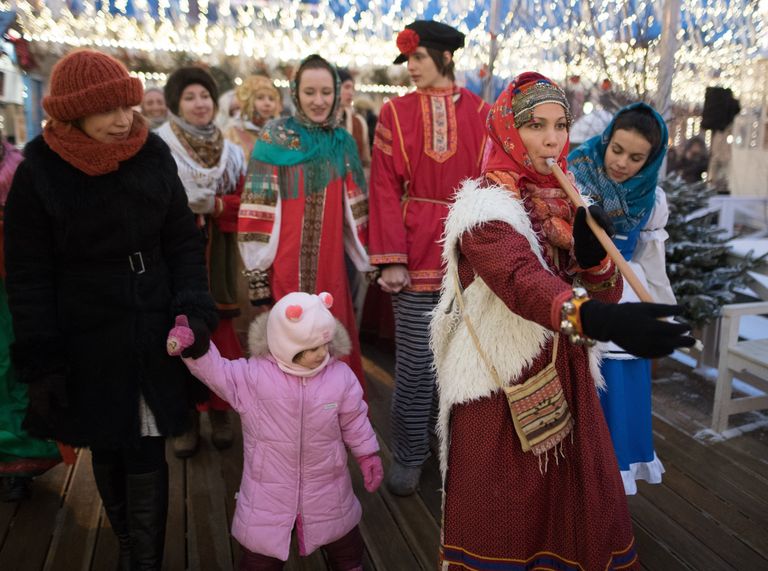Участники анимационной программы, одетые в праздничные костюмы, и гости праздника во время открытия фестиваля Московская масленица на Тверской площади Участники анимационной программы, одетые в праздничные костюмы, и гости праздника во время открытия фестиваля Московская масленица на Тверской площади