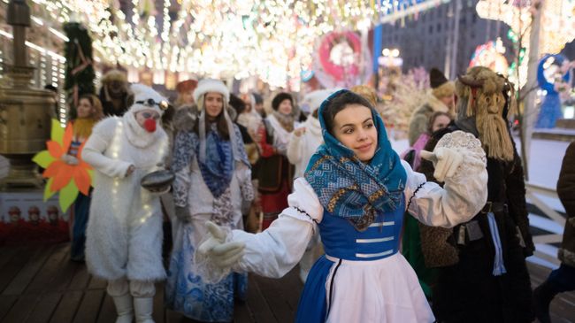 Участники анимационной программы, одетые в праздничные костюмы, во время открытия фестиваля Московская масленица на Тверской площади Участники анимационной программы, одетые в праздничные костюмы, во время открытия фестиваля Московская масленица на Тверской площади