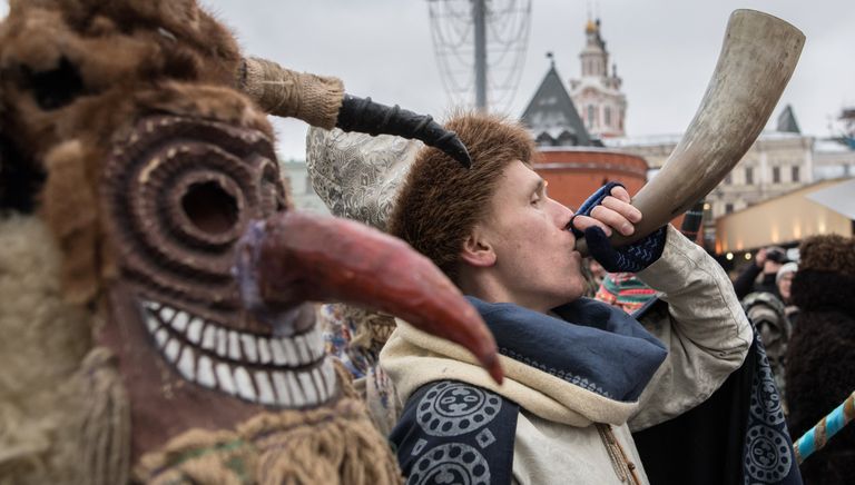 Участники анимационной программы, одетые в праздничные костюмы, во время открытия фестиваля Московская масленица на Манежной площади Участники анимационной программы, одетые в праздничные костюмы, во время открытия фестиваля Московская масленица на Манежной площади