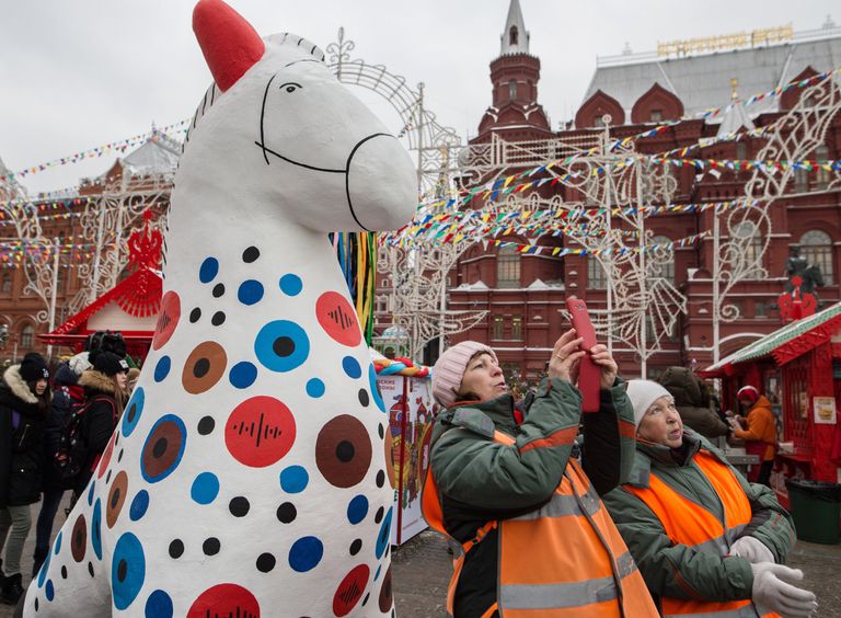 Жители города во время открытия фестиваля Московская масленица на Манежной площади Жители города во время открытия фестиваля Московская масленица на Манежной площади