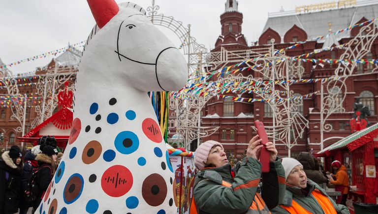 Жители города во время открытия фестиваля Московская масленица на Манежной площади Жители города во время открытия фестиваля Московская масленица на Манежной площади